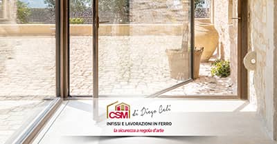 La finitura degli infissi in ottone.