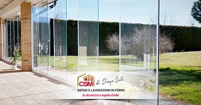 Vuoi chiudere il balcone con vetrate scorrevoli? Quali permessi chiedere